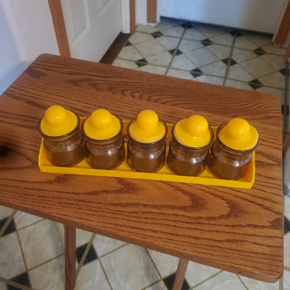 Vintage Yellow Spice Rack with 5 Plastic Canisters - Picture 1 of 4